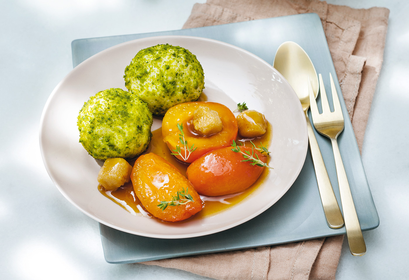 Topfenknödel in Pistazienbröseln mit gebratenen Marillen | Frisch Gekocht