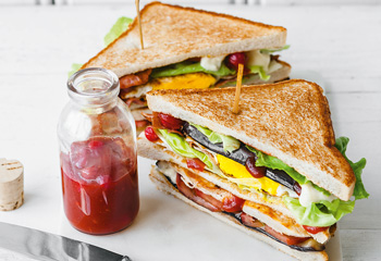 Melanzani-Huhn-Club-Sandwich mit Ribisel-Ketchup Foto: © Wolfgang Schardt