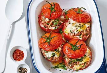 Gefüllte Tomaten mit Faschiertem und Mozzarella Foto: © Monika Schuerle