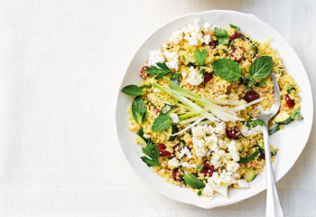 Couscous-Kräuter-Salat mit Zucchini, Kirschen und Feta Foto: © Thorsten Suedfels