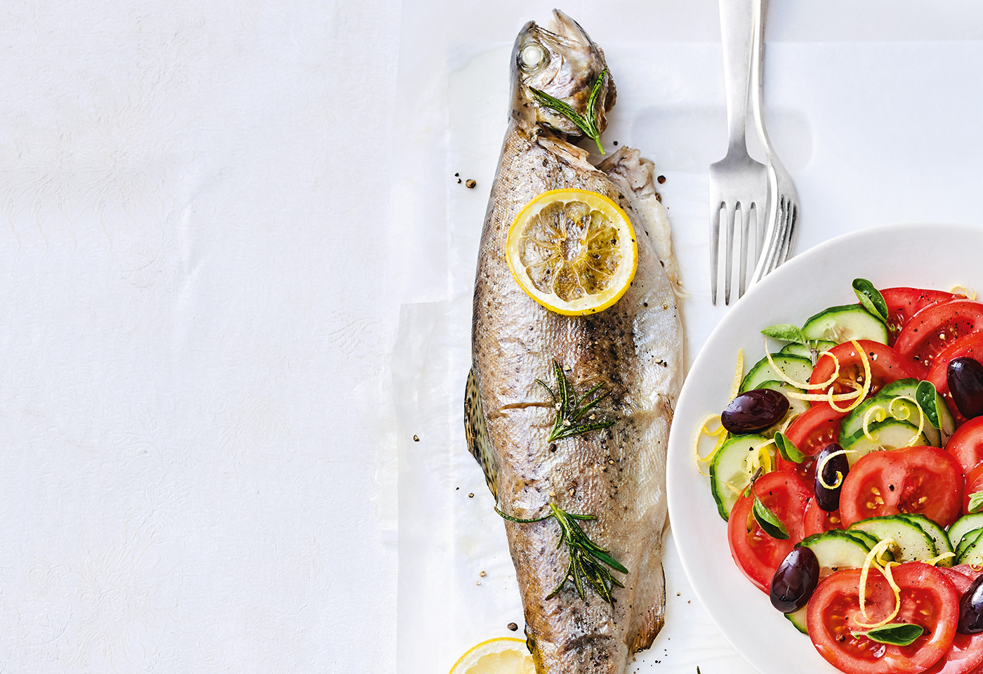 Gebratene Regenbogenforelle mit mediterranem Gurken-Tomaten-Salat ...