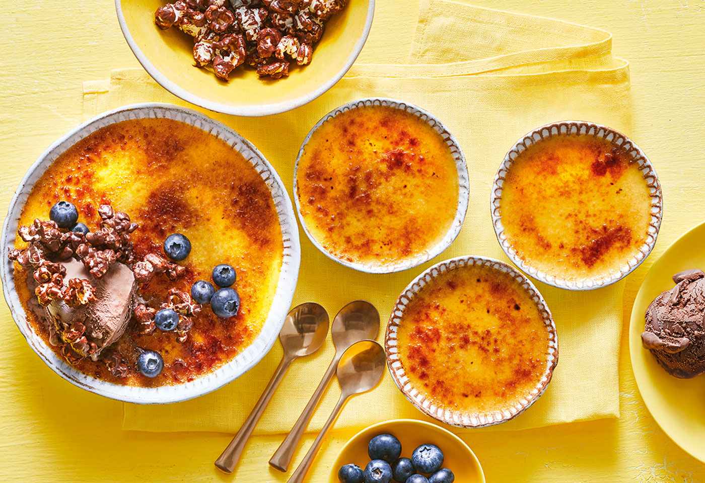 Mais Creme Brulee Mit Schoko Popcorn Schoko Eis Und Heidelbeeren Frisch Gekocht