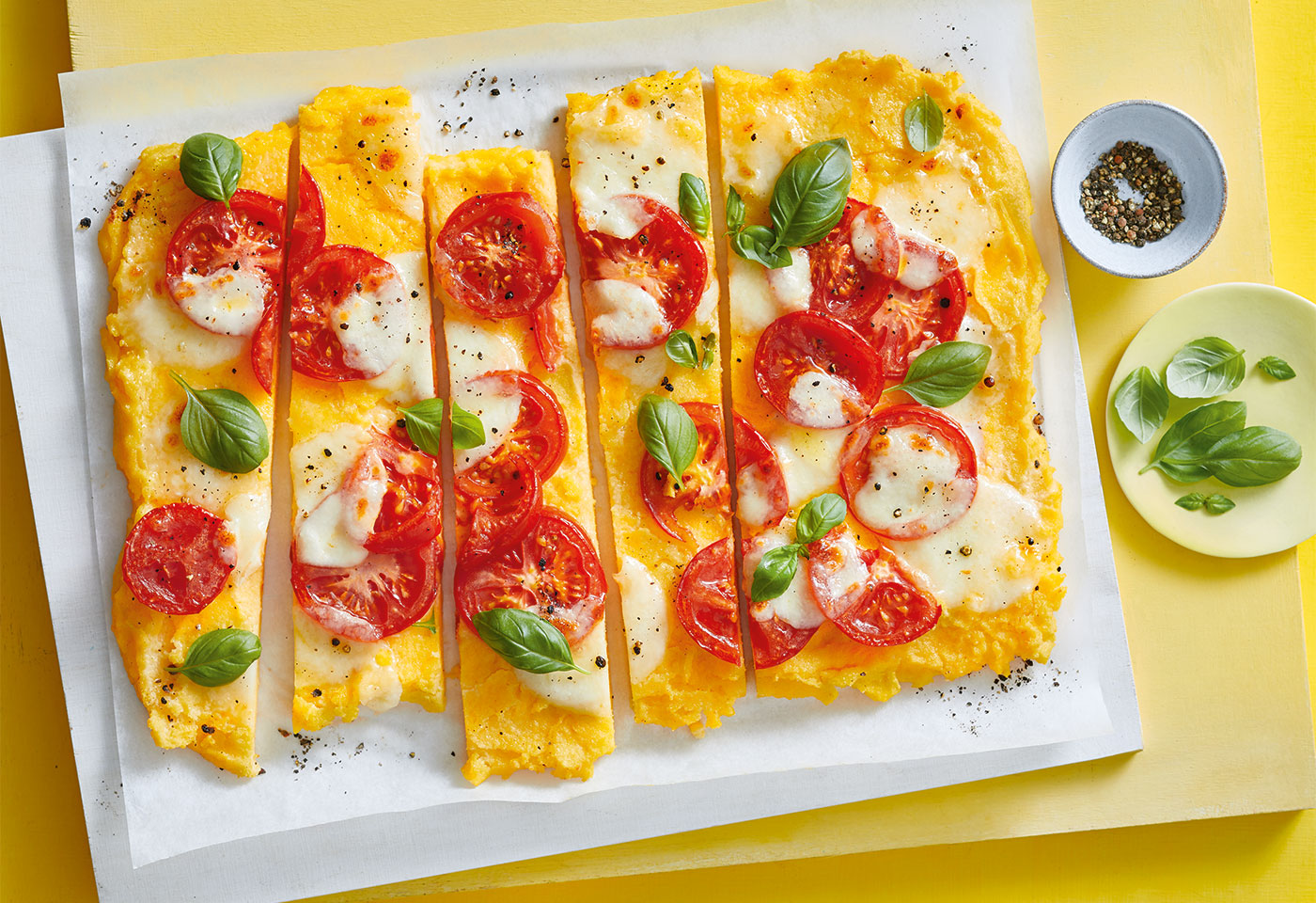 Polenta Pizza Mit Tomaten Mozzarella Und Basilikum Frisch Gekocht