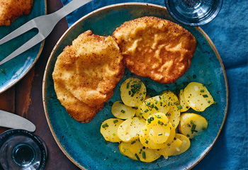 Gebackenes Putenschnitzel mit Erdäpfelsalat Foto: © Janne Peters