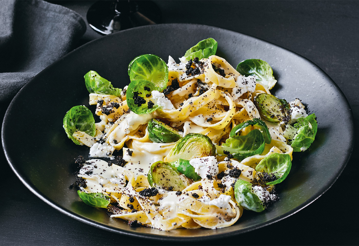 Kohlsprossen-Tagliatelle mit Ziegenfrischkäsesauce und geröstetem Mohn ...