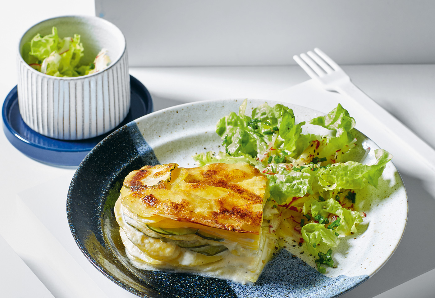 Zucchini-Erdäpfel-Gratin mit Radieschen-Blattsalat | Frisch Gekocht