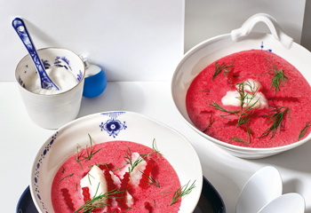 Saure rote-Rüben-Suppe mit Alaska-Seelachsfilet Foto: © Monika Schuerle