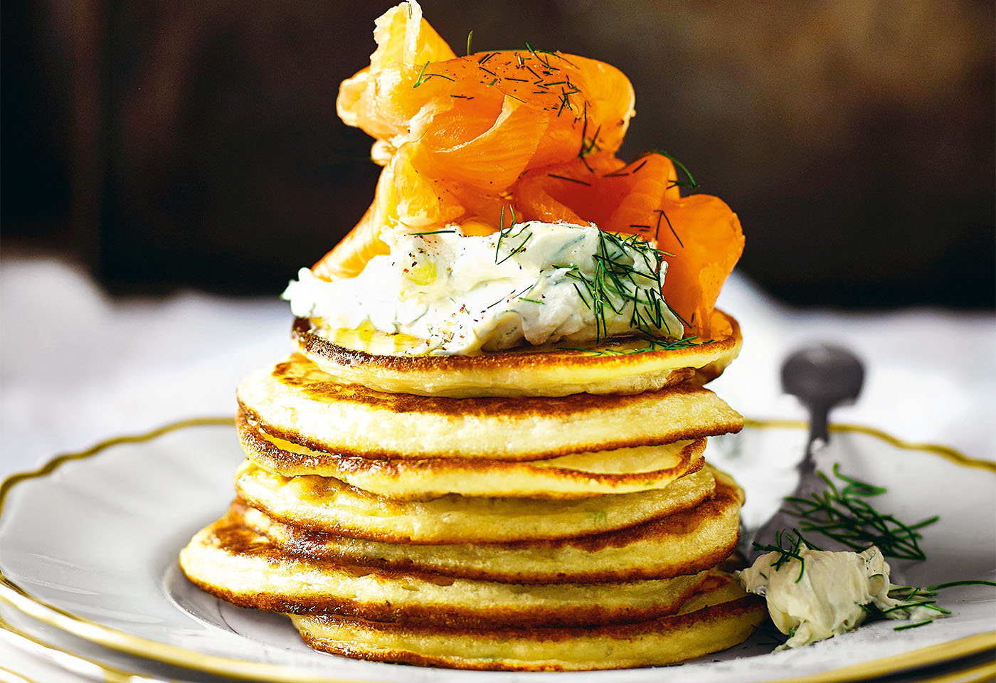 Erdäpfel-Pancakes mit Kräuter-Creme-fraiche und Räucherlachs | Frisch ...