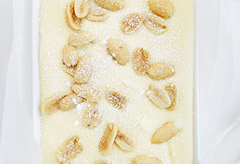 Weißer Schoko-Kokos-Pudding mit Erdnüssen Foto: © StockFood