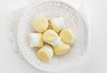 Marshmallows mit weißer Schoko-Ingwer-Glasur Foto: © StockFood