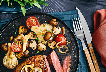 Ribeye-Steak mit gebratenen Pilzen und Tomaten Foto: © Janne Peters