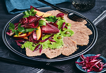 Tafelspitz tonnato mit Salat aus rotem Chicorée und Apfel Foto: © Janne Peters