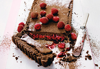 Schokoladetarte mit Trüffelcreme- und Himbeerfüllung Foto: © Stockfood