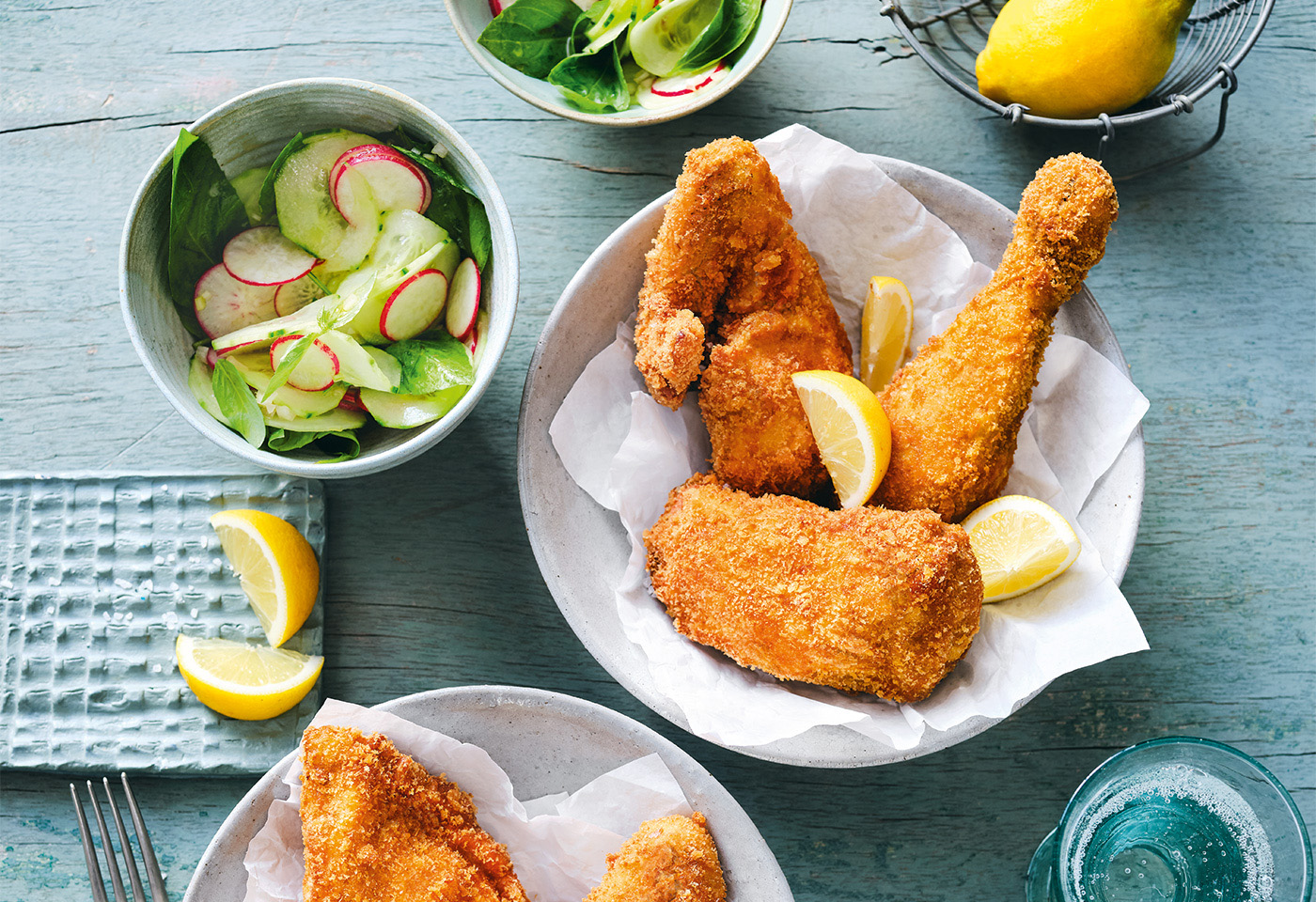 Kräuter-Backhendl mit Gurken-Radieschen-Salat | Frisch Gekocht