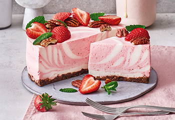 Erdbeer-Cheesecake mit Dulce de Leche Foto: © Julia Hoersch