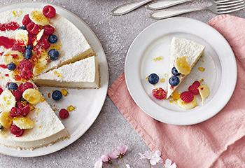 Kokos-Joghurt-Torte mit Beeren und weißen Schokotalern Foto: © Julia Hoersch