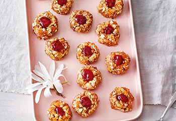 Pekan-Walnuss-Kekse mit Erdbeermarmelade Foto: © Julia Hoersch