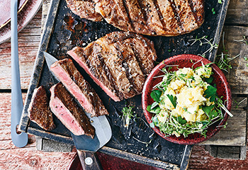 Rib-Eye-Steak mit Kohlrabi-Pommes, Bratapfelkren und Schnittlauchdip Foto: © Janne Peters