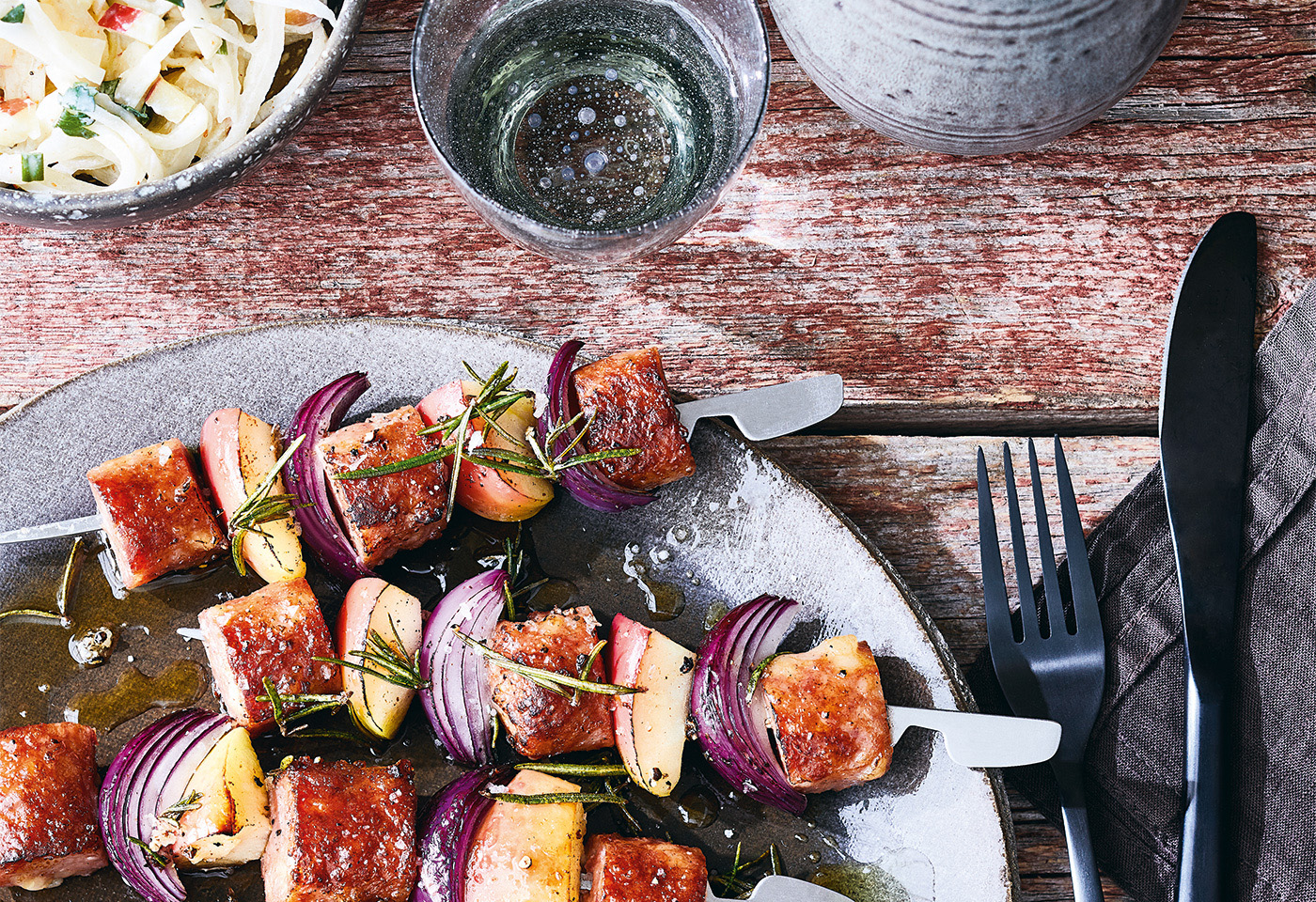 Käsegriller-Apfel-Spiesse mit Kohlrabi-Rettich-Coleslaw | Frisch Gekocht