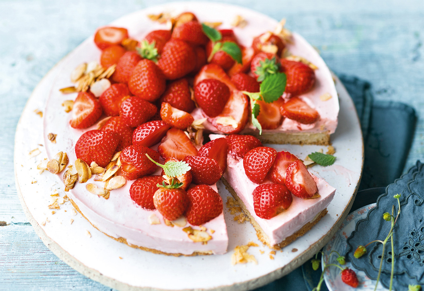 Erdbeer-Mandel-Torte mit Joghurtsauce | Frisch Gekocht