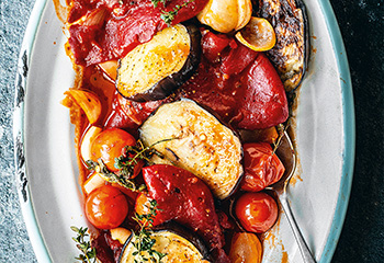 Melanzani-Paprika-Ofengemüse mit Tomaten Foto: © Adobe Stock