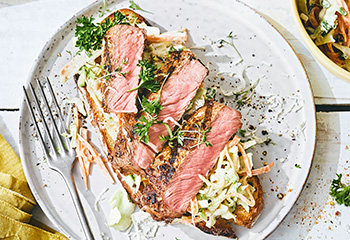 Rib-Eye-Steak mit Coleslaw auf Röstbrot Foto: © Janne Peters