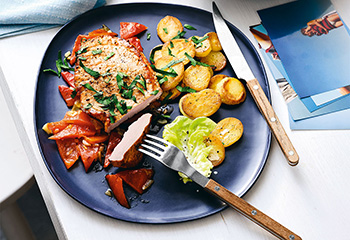 Schweinsschnitzel mit Paprikagemüse, Braterdäpfeln und grünem Salat Foto: © Thorsten Suedfels