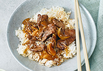 Gyudon - japanisches Rindfleisch mit Reis Foto: © Julia Hoersch