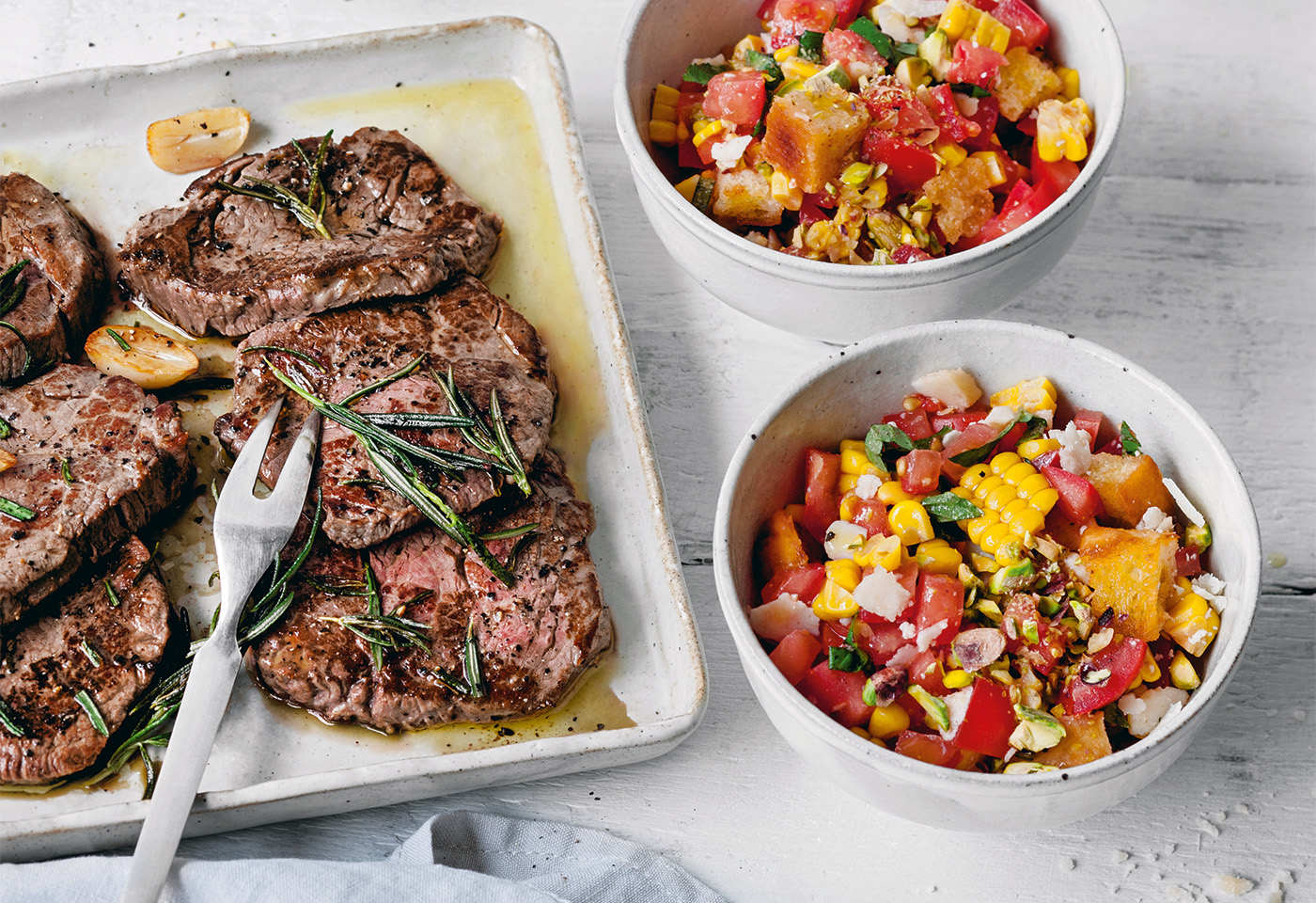 Minutensteaks mit Tomaten-Mais-Brotsalat | Frisch Gekocht