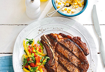 Rib Steak mit Creamed Corn und  Paprika-Tomaten-Salat Foto: © Thorsten Suedfels