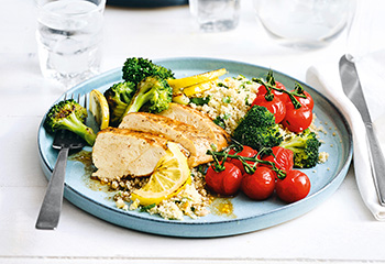 Hühner Filet mit Zitronen- Couscous, Ofen tomaten und Brokkoli Foto: © Thorsten Suedfels