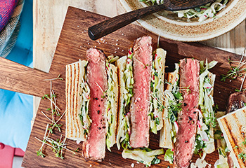 Rumpsteak-Sandwich mit Radieschen-Wasabi-Coleslaw Foto: © Janne Peters