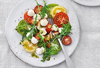 Pfirsich-Paradeiser-Salat mit Mozzarella Foto: © Julia Hoersch