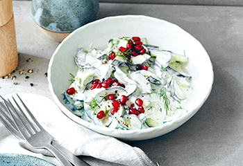 Joghurt-Gurken-Salat mit Dille und Granatapfelkernen Foto: © Janne Peters