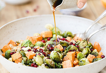Süßkartoffel-Quinoa-Salat mit gebratenen Kohlsprossen Foto: © Shutterstock