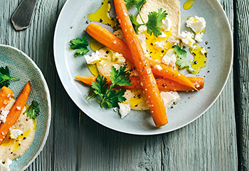 Meersalz-Karotten mit warmem Hummus und Feta Foto: © Thorsten Suedfels