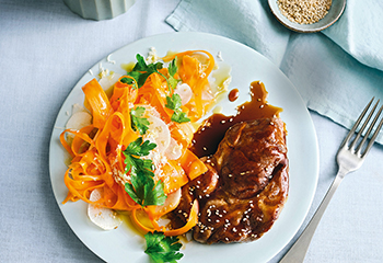 Honig-Schopfsteaks mit Karotten-Rettich-Salat Foto: © Thorsten Suedfels