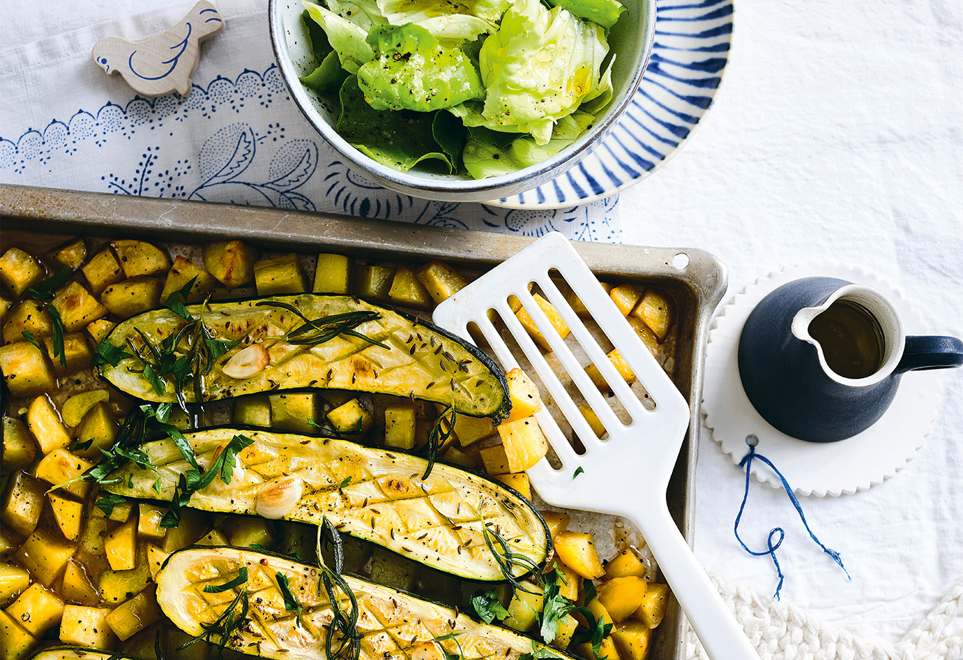 Ofen-Zucchini mit Erdäpfelwürfel und grünem Salat | Frisch Gekocht