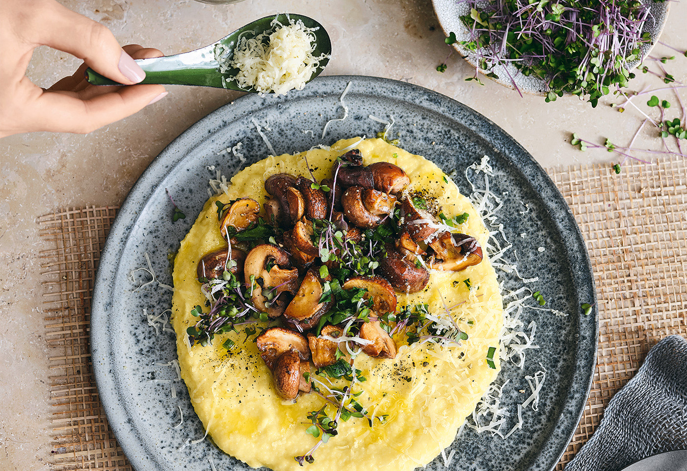 Cremige Polenta mit Champignons und Blaukraut-Sprossen | Frisch Gekocht