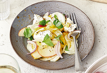 Apfel-Fenchel-Salat mit Orangendressing und Feta Foto: © Kevin Ilse