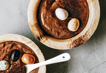 Schokoladepudding mit Marzipaneiern Foto: © StockFood / Brigitte Sporrer