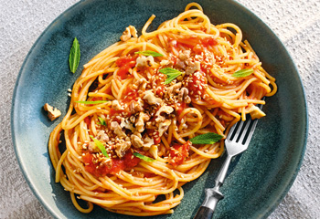 Spaghetti mit Tomatensauce, Sesam und Minze Foto: © Vanessa Maas
