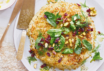 Persische Reistorte mit Cranberry-Kräuter-Salat Foto: © Janne Peters