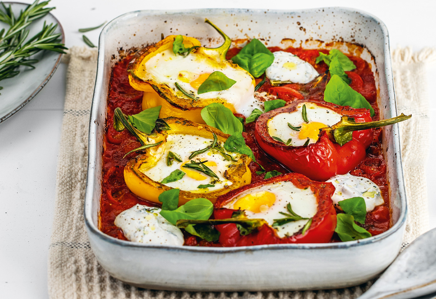 Ofenpaprika mit Ei, Tomaten und Ziegenfrischkäse | Frisch Gekocht