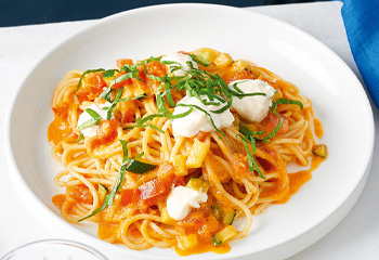 Spaghetti mit Zucchini-Sugo und Grana-Topfen Foto: © Kevin Ilse