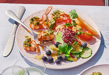 Gebackene Kräutergarnelen mit fruchtigem Salat Foto: © Julia Hoersch