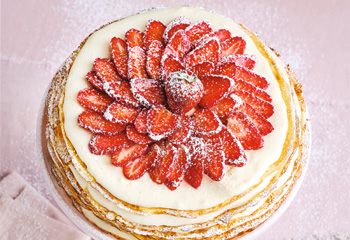 Vanille-Palatschinken-Torte mit Erdbeeren Foto: © Thorsten Suedfels