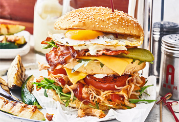 Big Pulled Chicken Club Burger mit Grillgemüse Foto: © Janne Peters