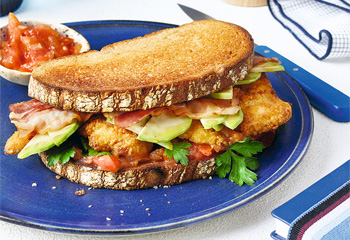 Backhendl-Sandwich mit Tomatensalsa Foto: © Kevin Ilse