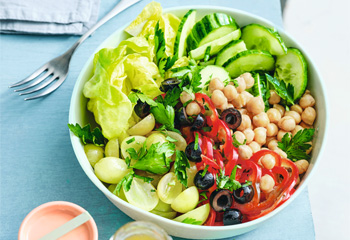 Salatbowl mit Kichererbsen und Oliven Foto: © Thorsten Suedfels
